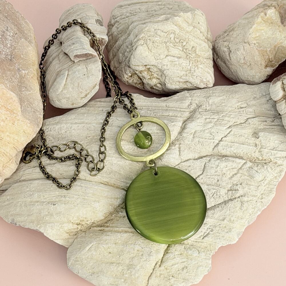 VTG Boho 1980s Gold-Tone Pearlescent Green Acrylic Disc Pendant Necklace 16" + 2